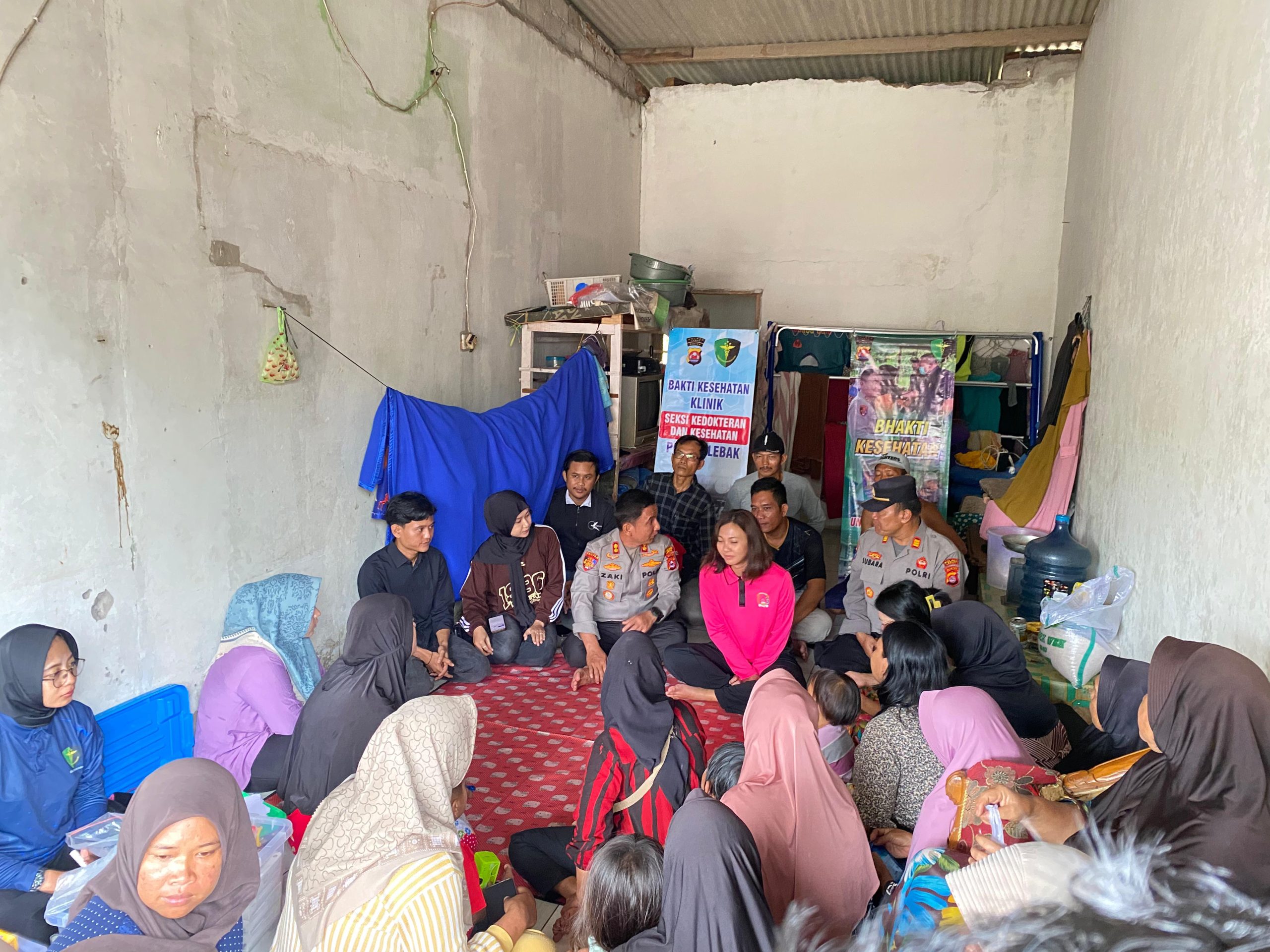 Solidarity Between Students and Police for Flood Victims in Lebak